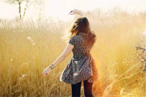 非主流伤感女生侧面背影图片