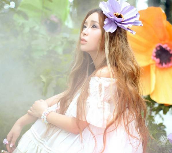 好看的qq皮肤女生图片 等一个人要多久