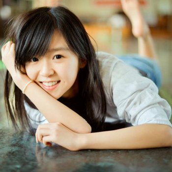 很有灵气低头笑的女生图片