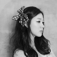 侧面黑白伤感人物带字头像图片