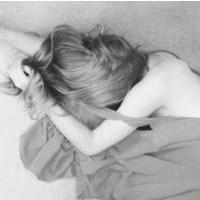 侧面黑白伤感人物带字头像图片