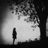 侧面黑白伤感人物带字头像图片