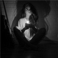 侧面黑白伤感人物带字头像图片