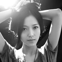 侧面黑白伤感人物带字头像图片