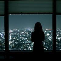 侧面黑白伤感人物带字头像图片