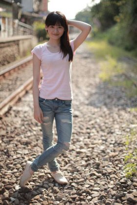 在酒吧非主流玩手机女生图片大全