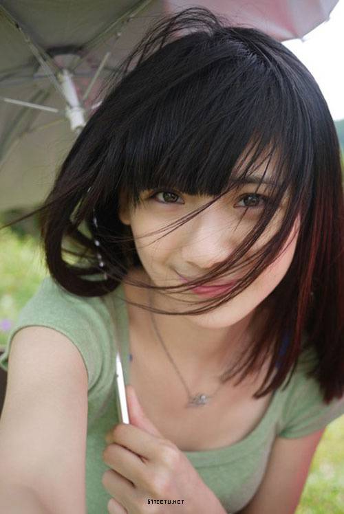 在酒吧非主流玩手机女生图片大全