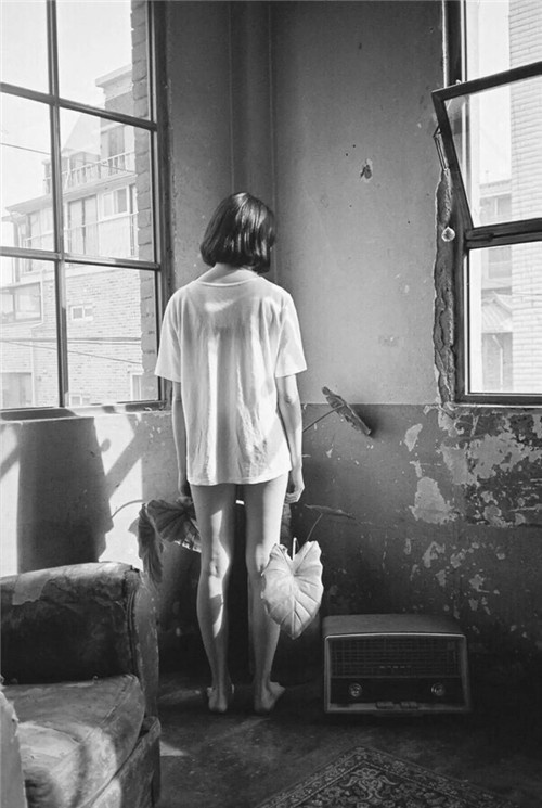 治愈系欧美女生背影黑白个性壁纸图片