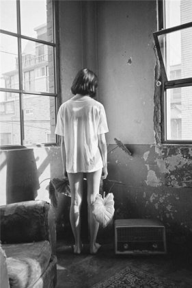 治愈系欧美女生背影黑白个性壁纸图片