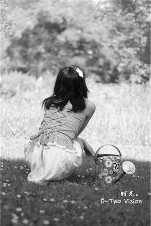 治愈系欧美女生背影黑白个性壁纸图片