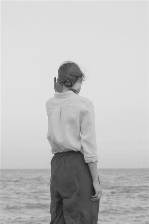 治愈系欧美女生背影黑白个性壁纸图片