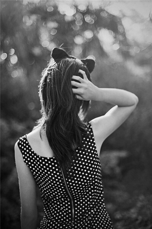 欧美黑白女生背影意境唯美手机壁纸