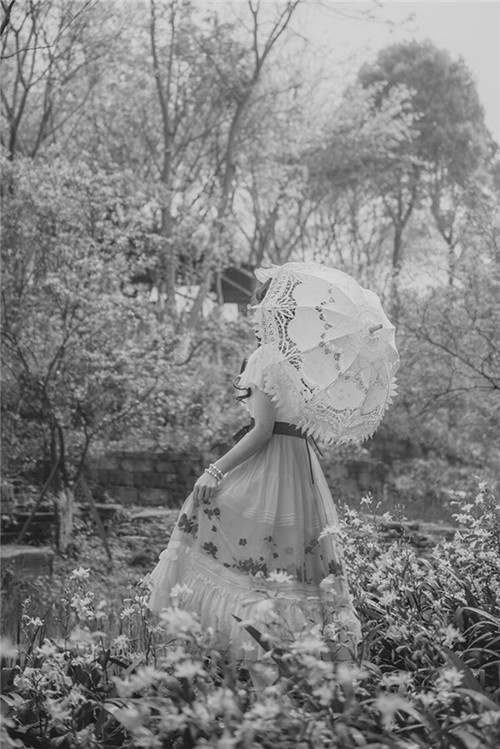 欧美黑白女生背影意境唯美手机壁纸