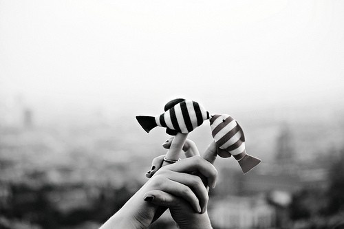 欧美情侣唯美意境黑白甜蜜牵手图片