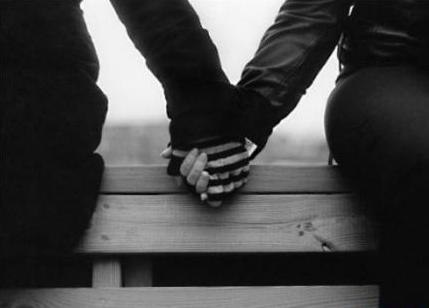 欧美情侣唯美意境黑白甜蜜牵手图片