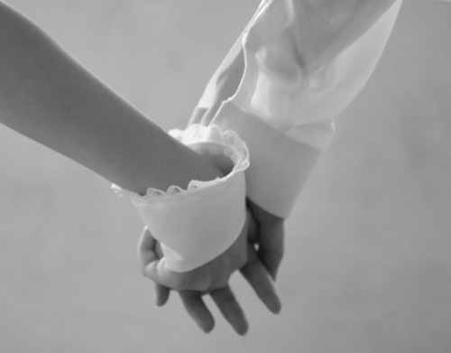 欧美情侣唯美意境黑白甜蜜牵手图片