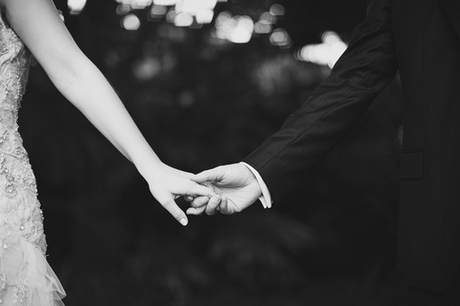 欧美情侣唯美意境黑白甜蜜牵手图片