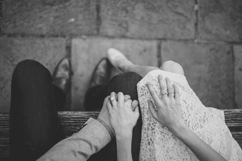 欧美情侣唯美意境黑白甜蜜牵手图片