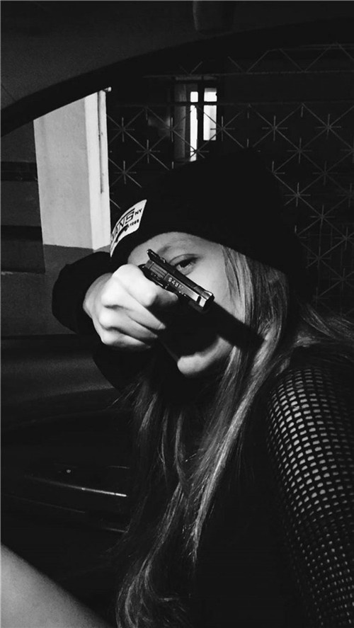 酷酷的欧美霸气女生壁纸黑白图片