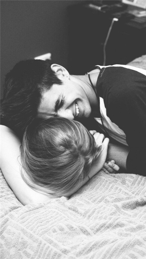 欧美情侣壁纸黑白甜蜜亲吻素材