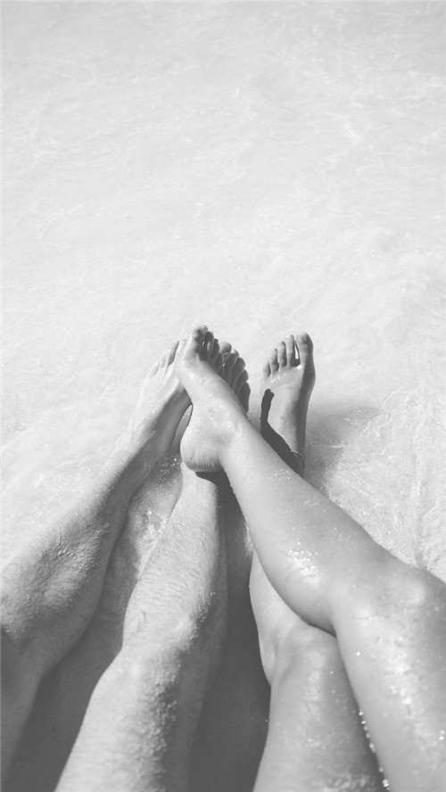 欧美情侣壁纸黑白甜蜜亲吻素材