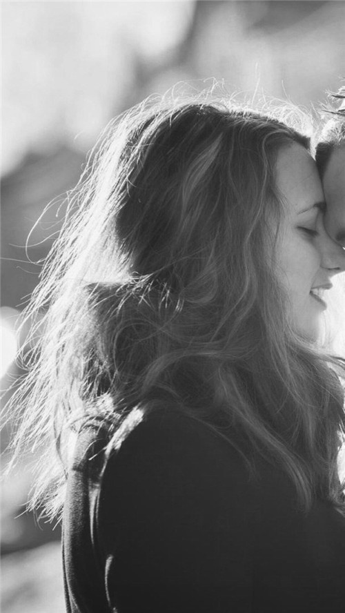 欧美情侣壁纸黑白甜蜜亲吻素材