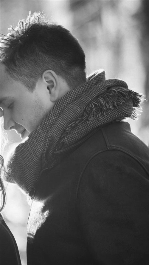 欧美情侣壁纸黑白甜蜜亲吻素材