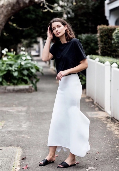 女生时尚欧美黑白搭配街拍