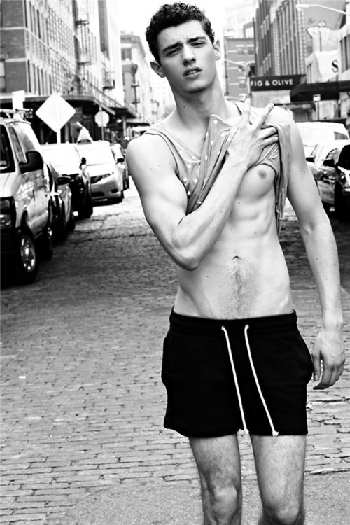 高冷型欧美帅哥肌肉性感写真图片