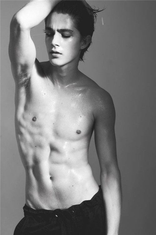 高冷型欧美帅哥肌肉性感写真图片