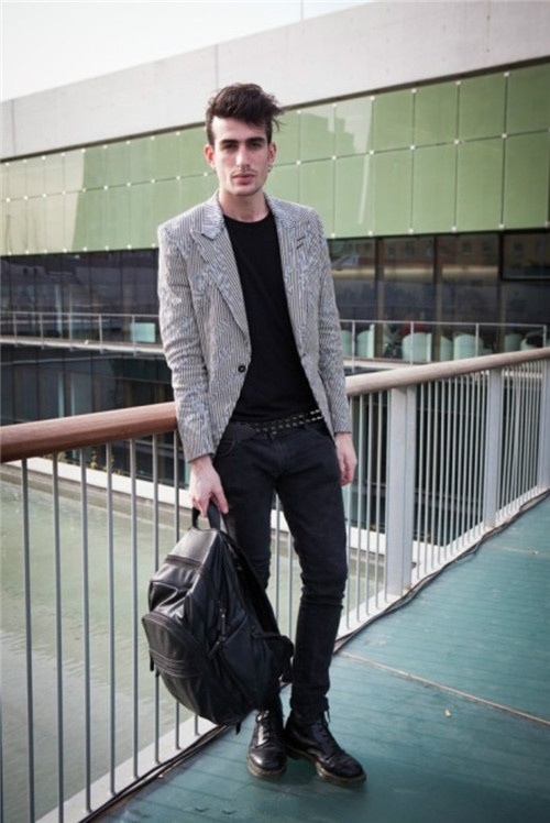 欧美风男生衣服潮流搭配街拍图片