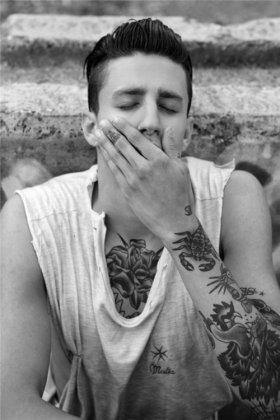 疗愈系欧美黑白男生帅气个性图片