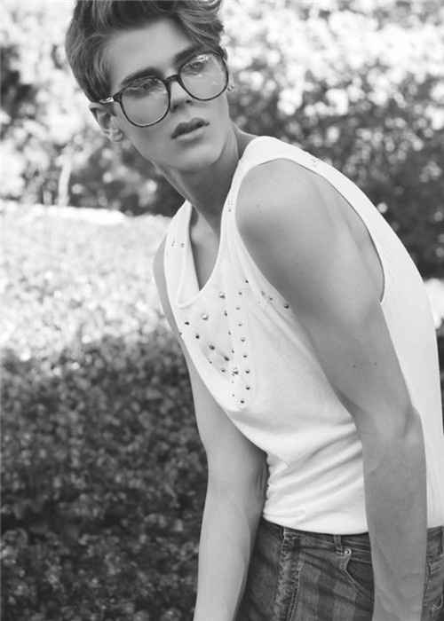 疗愈系欧美黑白男生帅气个性图片