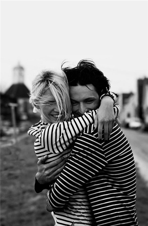 欧美情侣黑白浪漫个性手机壁纸