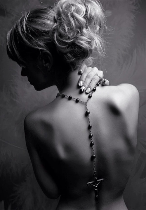 非主流欧美黑白美女个性壁纸