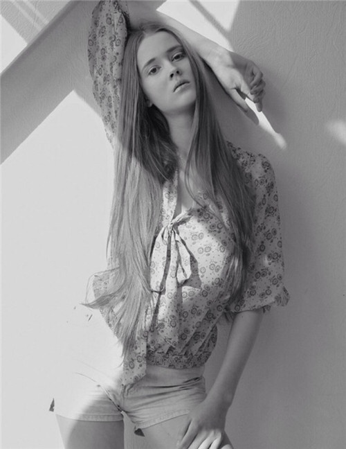 非主流欧美黑白美女个性壁纸