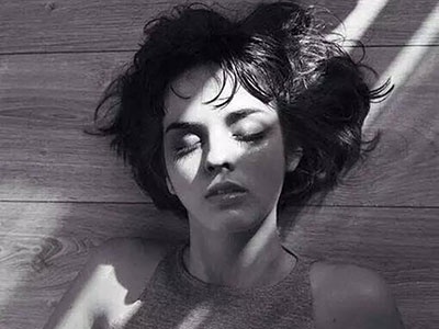 帅气潮流欧美女生短发卷发发型图片