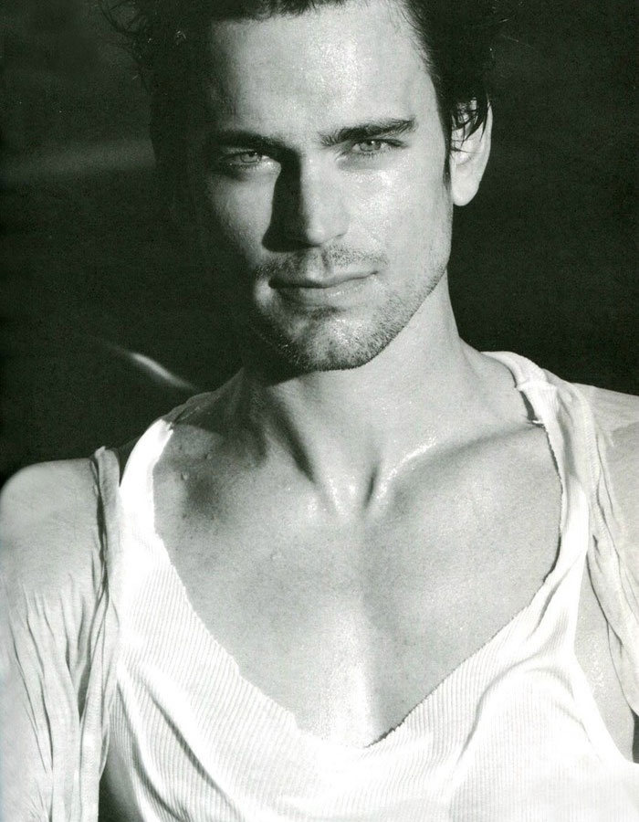 欧美男明星马特波莫西服帅气黑白照