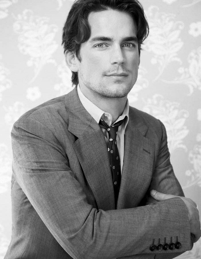 欧美男明星马特波莫西服帅气黑白照