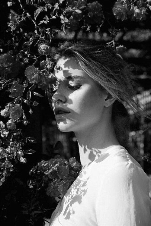 手机黑白欧美女生个性壁纸图片