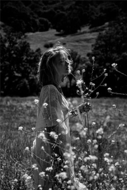 手机黑白欧美女生个性壁纸图片