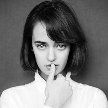 洒脱欧美短发女生个性黑白照