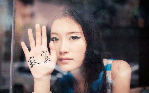 任性伤感浓妆女生图片