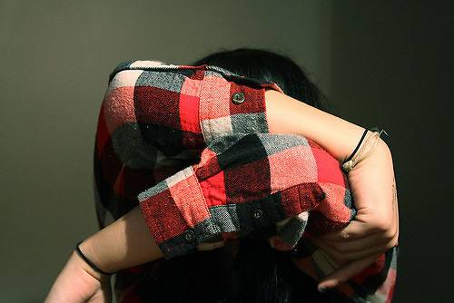 清新格子衫女生不露头图片