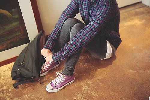 清新格子衫女生不露头图片