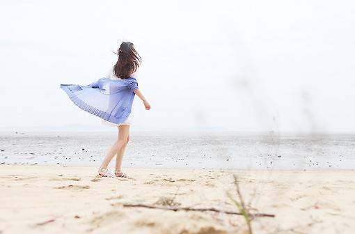 森系女生图片背影长发素材