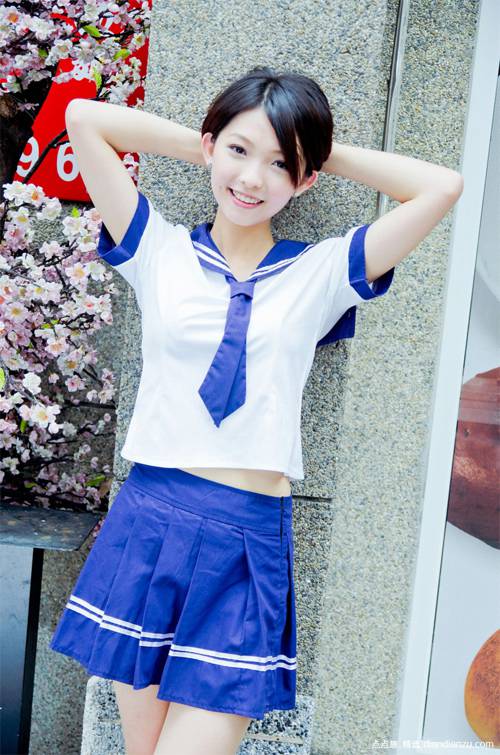 爱笑的阳光制服女生图片大全