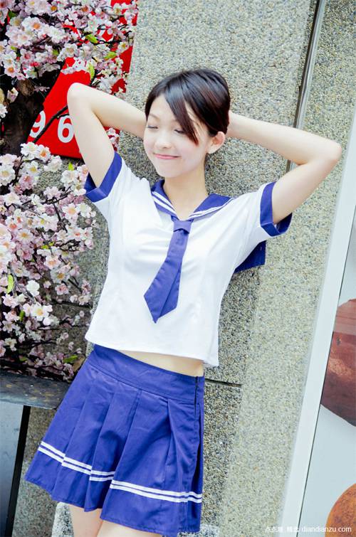 爱笑的阳光制服女生图片大全