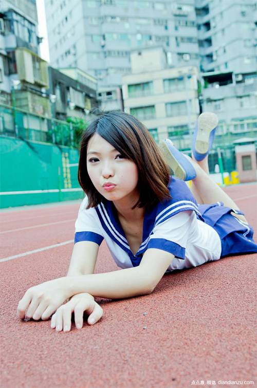 爱笑的阳光制服女生图片大全