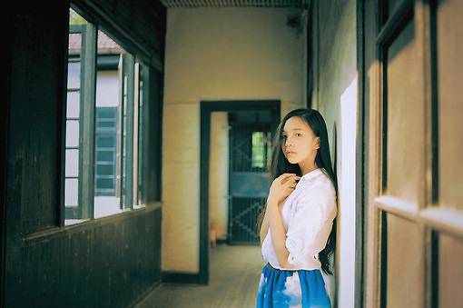 森系伤感意境美女图片 难过的只是回忆